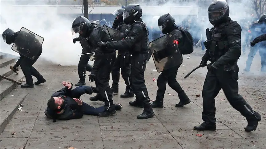 Fransa polisi 180-dən çox etirazçını saxlayıb