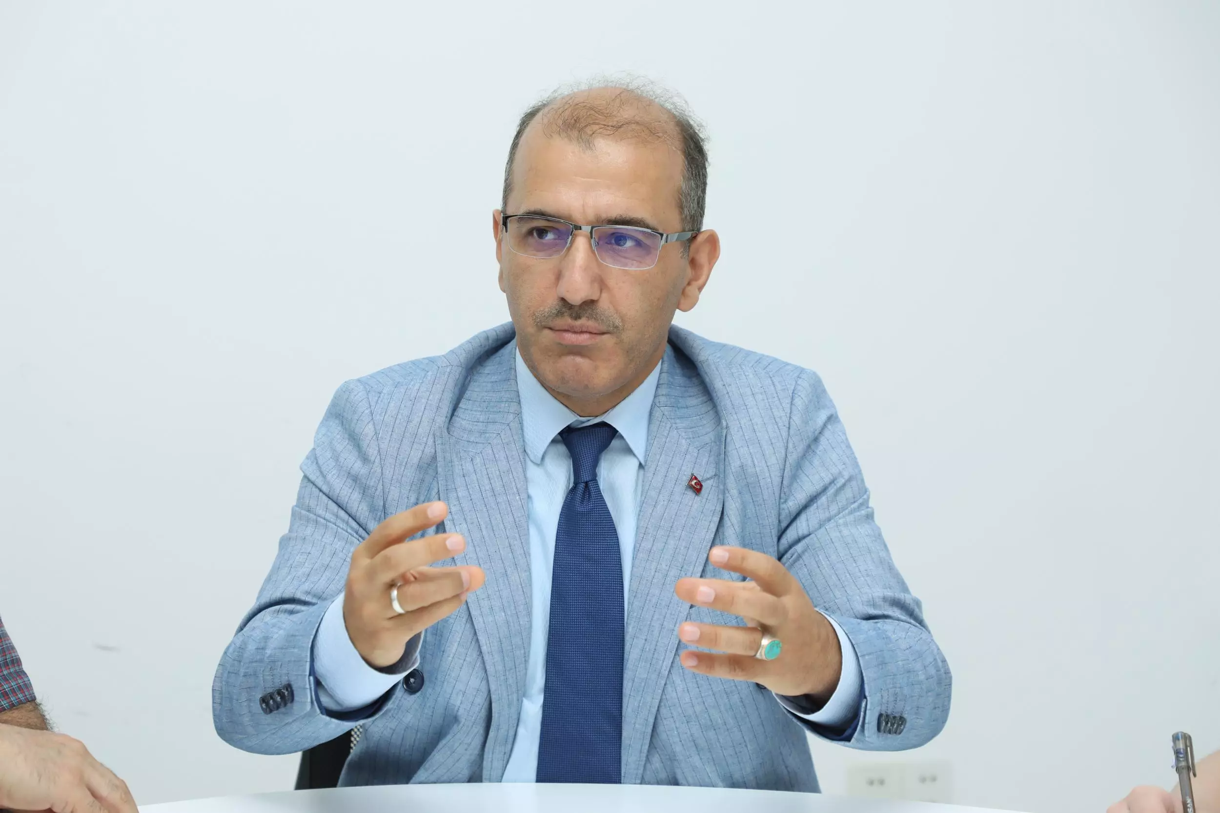 Türkiyəli diplomat: “Beynəlxalq təşkilatların qarşıdurmaları qızışdırdığı bir vəziyyət yaranıb”