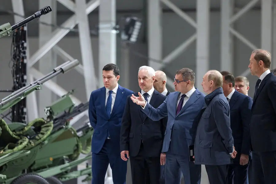 Putin hərbi zavodun işçiləri qarşısında söz verdi