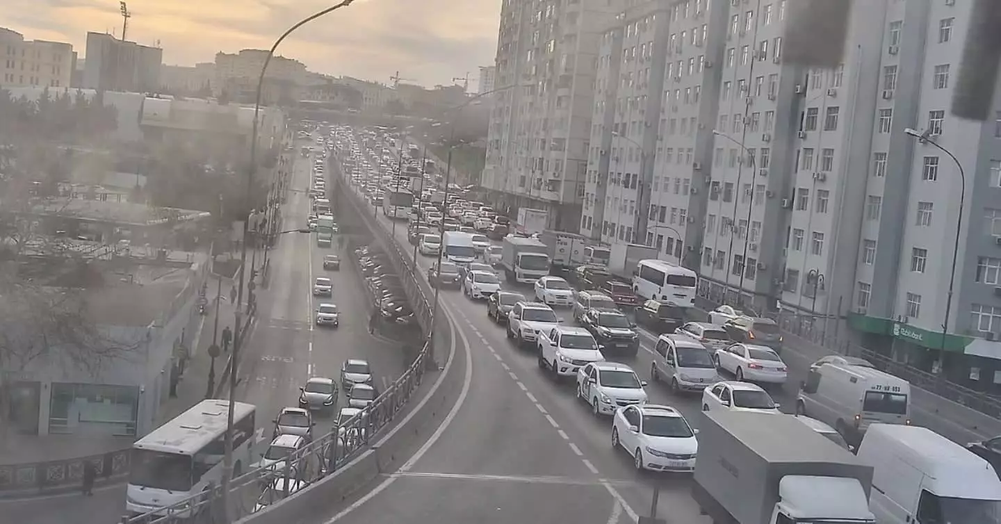 Bakıda 15 istiqamətdə tıxac müşahidə olunur - SİYAHI