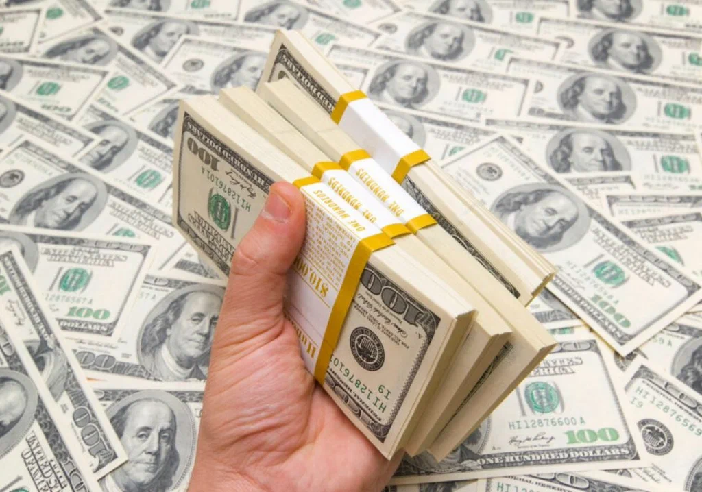 Sərvəti 100 milyon dollardan çox olan insanların sayı ilk dəfə 100 mini keçdi