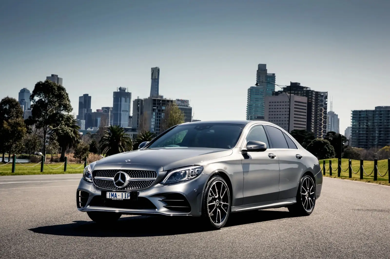 "Mercedes-Benz" "Nissan Motor"dakı payını satıb