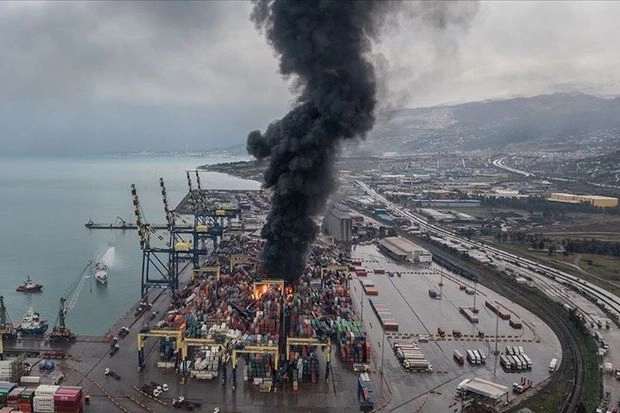 Türkiyənin İskenderun limanında güclü yanğın baş verib