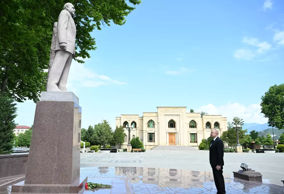 Prezident Ümummilli Lider Heydər Əliyevin İsmayıllı şəhərinin mərkəzində ucaldılmış abidəsini ziyarət edib