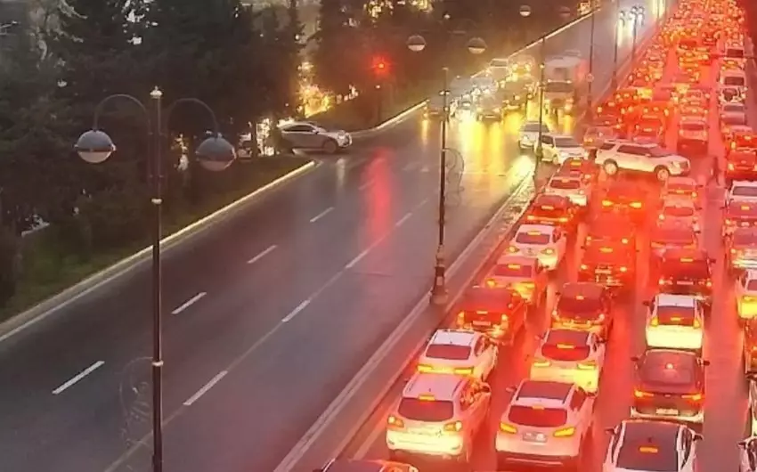 Bakının bir sıra yollarında tıxac müşahidə olunur - SİYAHI