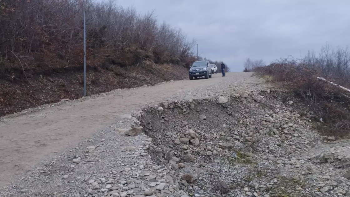 Şamaxıda avtomobil yolunda çökmə baş verib - FOTO
