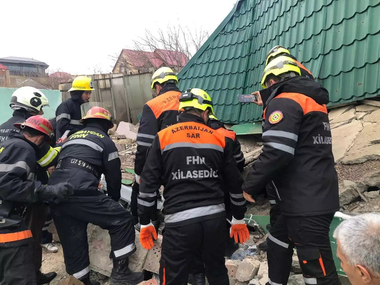 Novxanıda partlayış baş verən ev Vüqar Həşimovun ailəsinindir, ata-anası xəsarət alıb