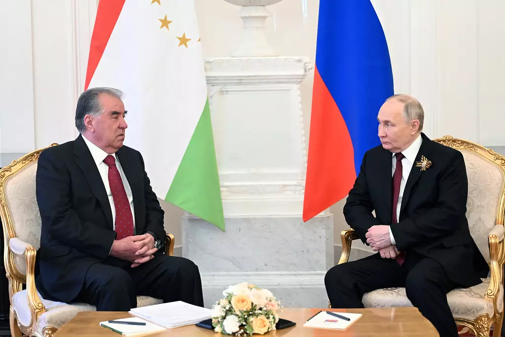Putin və Rəhmon arasında görüş keçirilib - VİDEO