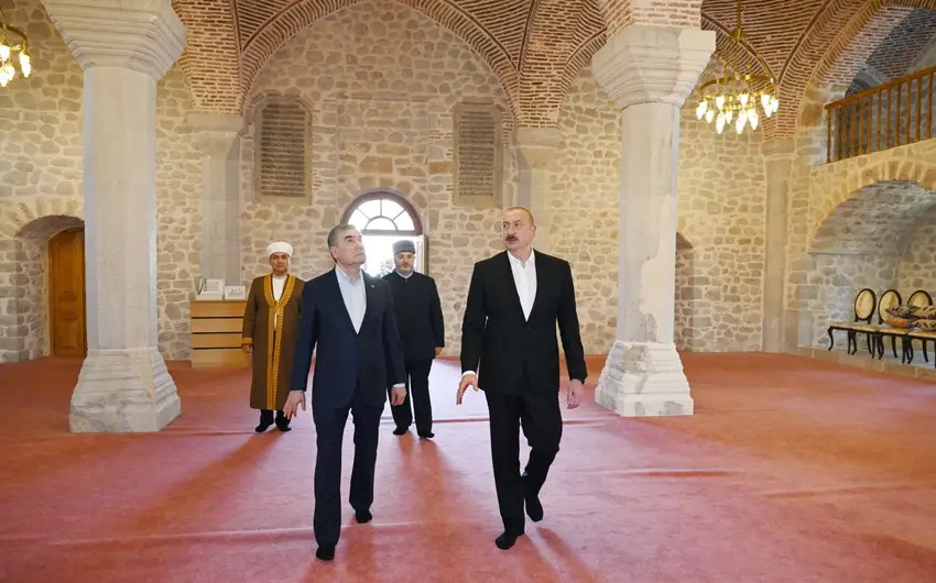 Prezident və Qurbanqulu Berdiməhəmmədov Şuşada Yuxarı Gövhər Ağa məscidini ziyarət ediblər