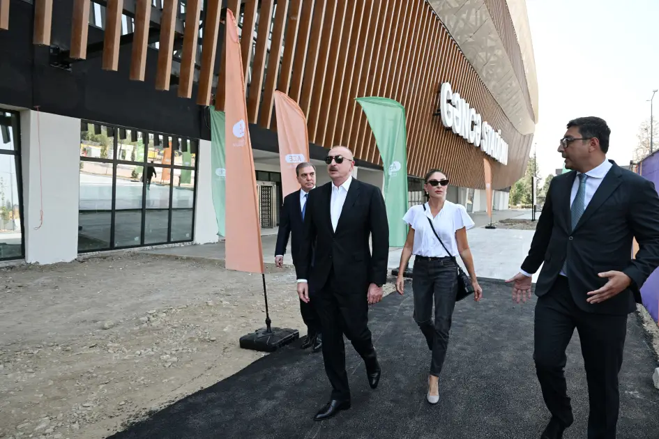 İlham Əliyev və birinci xanım Mehriban Əliyeva Gəncə şəhər stadionunda tikinti işlərinin gedişi ilə tanış olublar - YENİLƏNİB