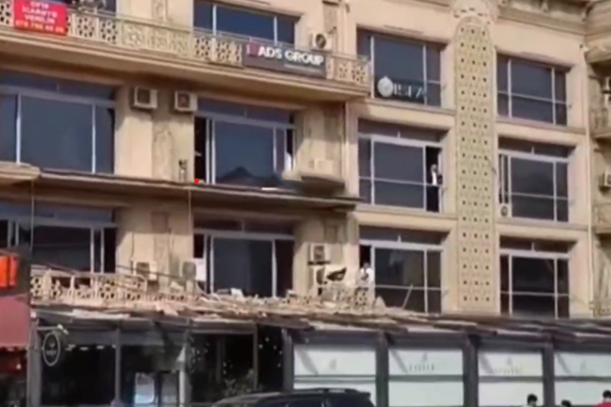 Bakıda binanın eyvanı restoranın üstünə uçub
