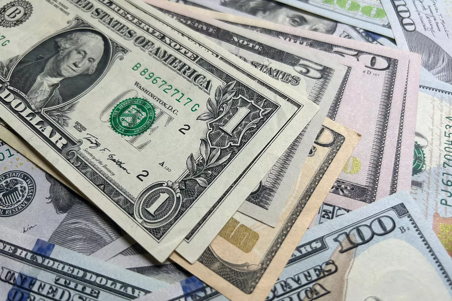Almaniyanın nəhəng bankı dollarla bağlı xəbərdarlıq etdi