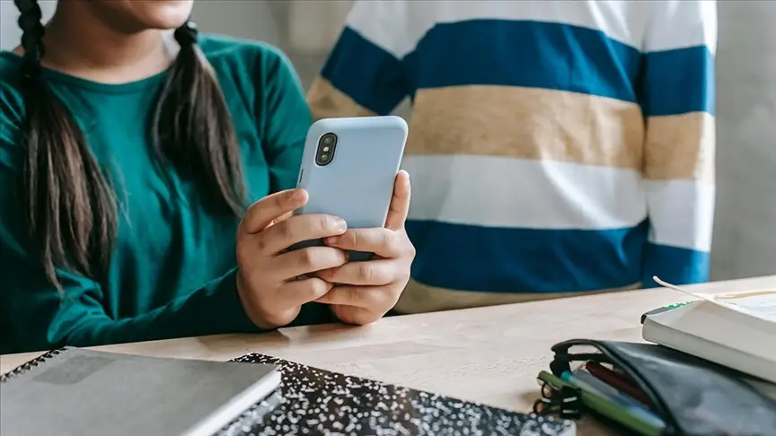 Cənubi Koreyada dərs saatlarında mobil telefondan istifadə qadağan edilib