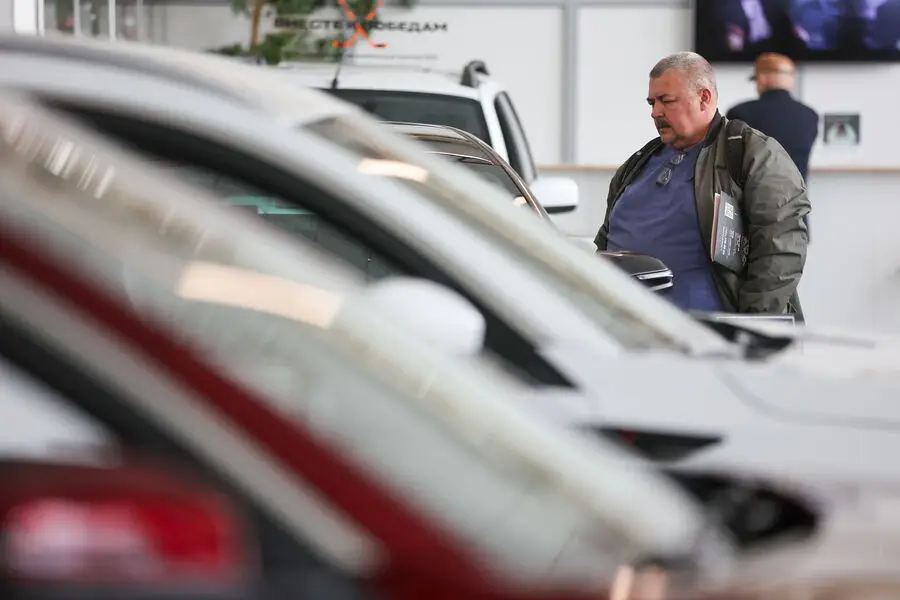 Ruslar sentyabrda yeni avtomobillərə rekord məbləğdə pul xərcləyiblər