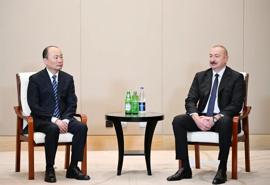 İlham Əliyev Tiencin şəhərində “China National Chemical Engineering” şirkətinin sədri ilə görüşüb