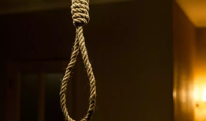 58 yaşlı kişi özünü asaraq intihar edib