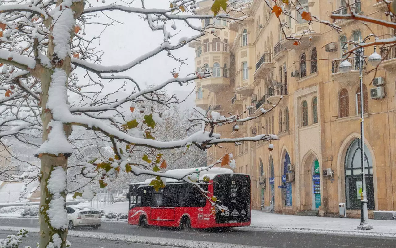 Qarlı havaya görə avtobuslara tətbiq edilən saat məhdudiyyəti aradan qaldırıldı