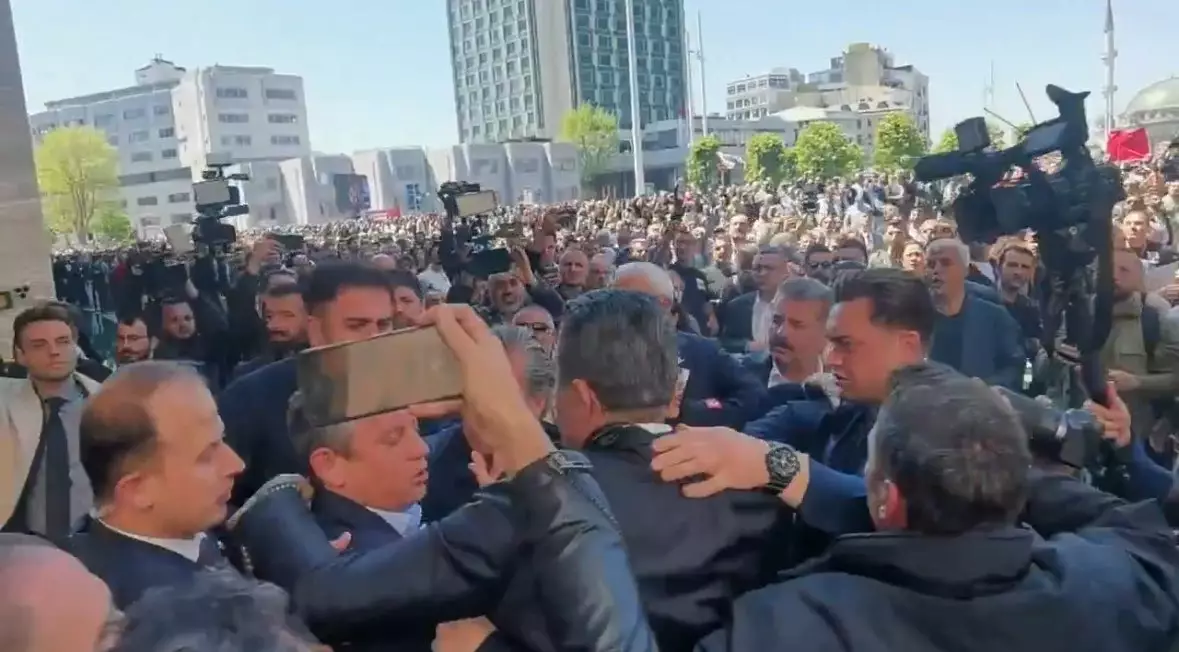 CHP sədrinə dəfn mərasimində hücum edildi - VİDEO
