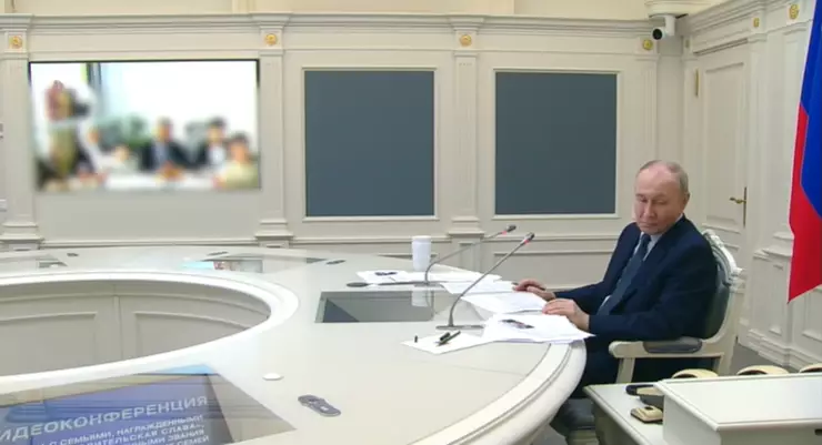 Putinin telefon zənginə reaksiyası gündəm oldu - VİDEO