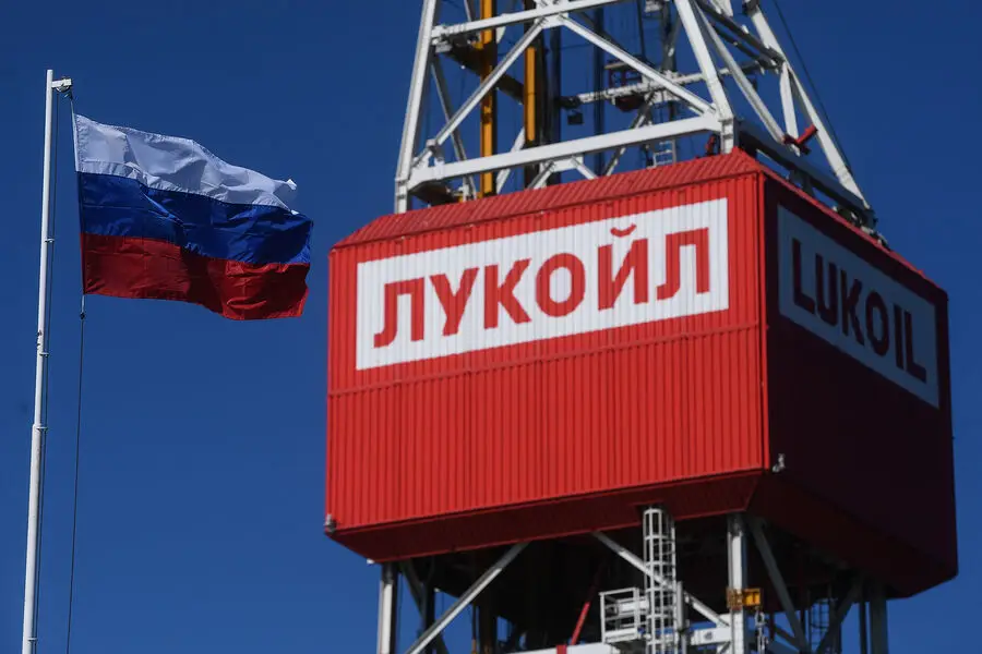 İki ölkə Aİ-yə "Lukoil"u sanksiyalara salmağı təklif edir