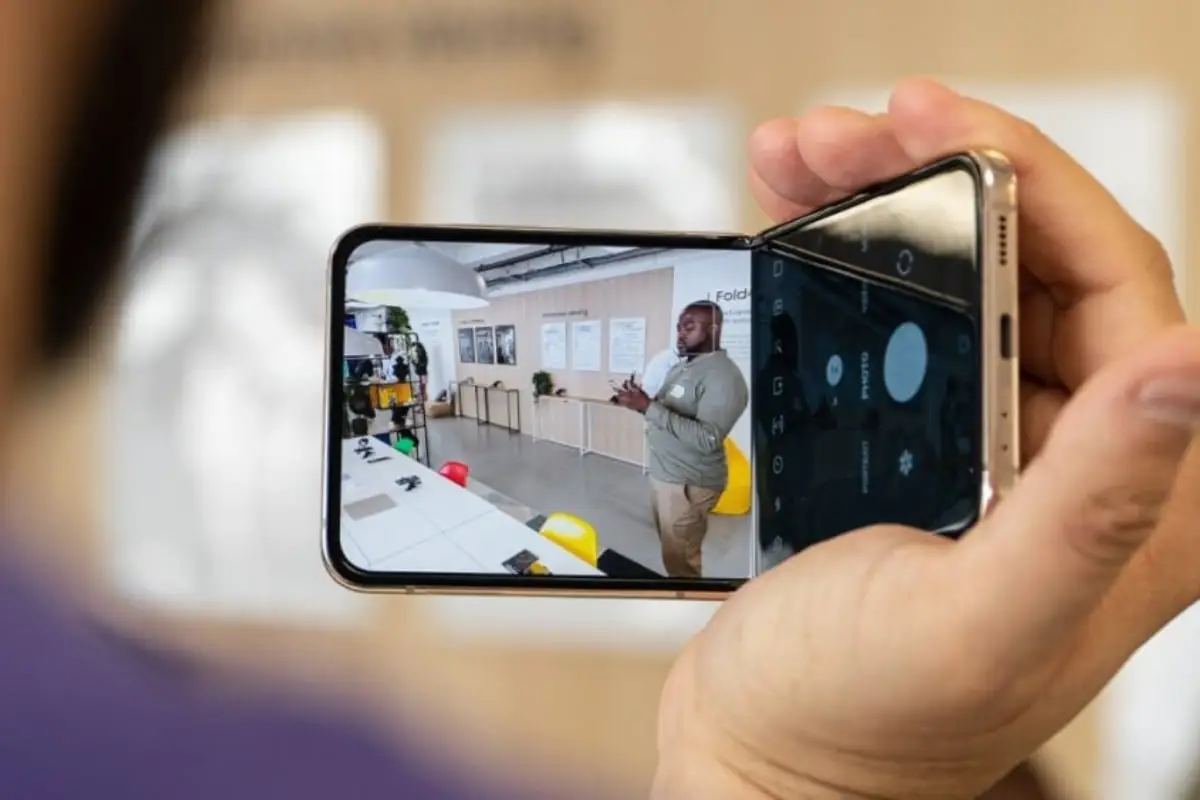 "Samsung" smartfon bazarında liderliyini itirdi
