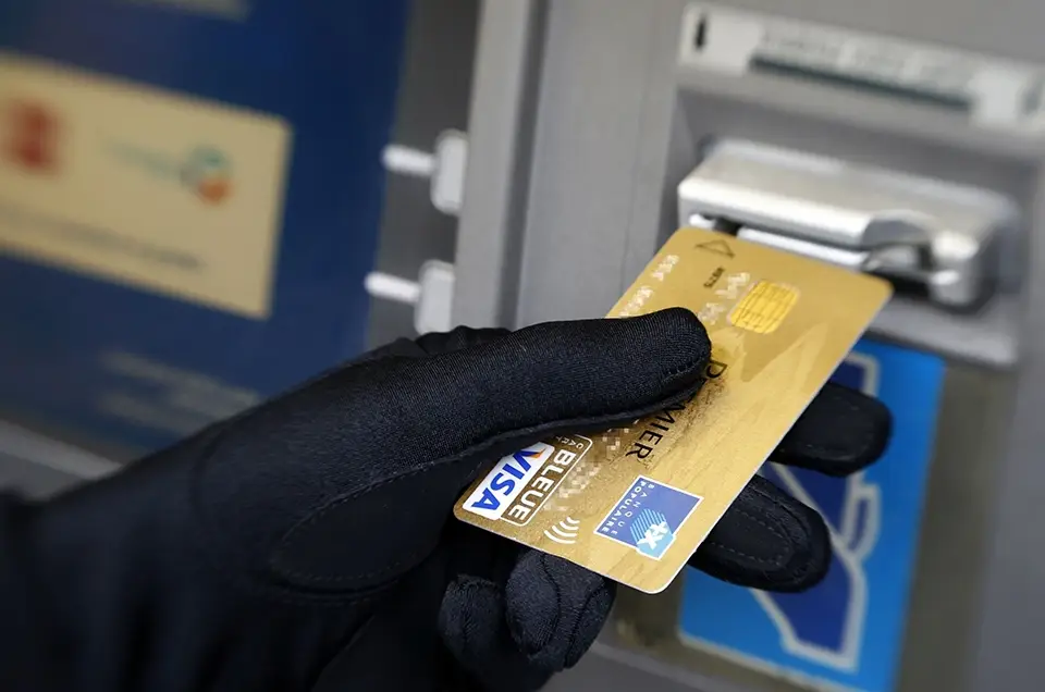 Bank kartlarından oğurluq edənlər saxlanılıb