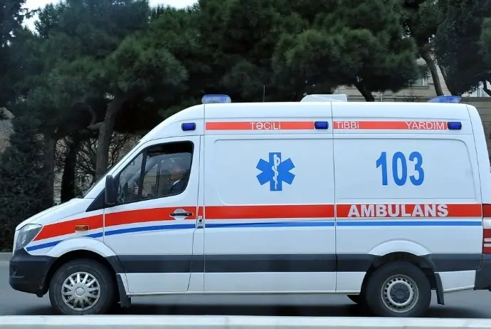Şəmkirdə təcili yardım maşını körpüdən aşıb, xəsarət alanlar var