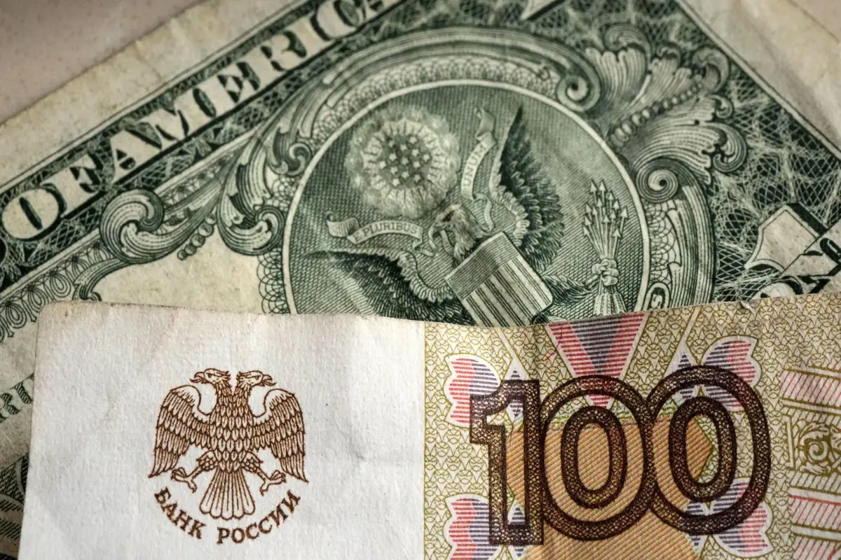 Rusiyada dolların məzənnəsi 82 rublu ötüb