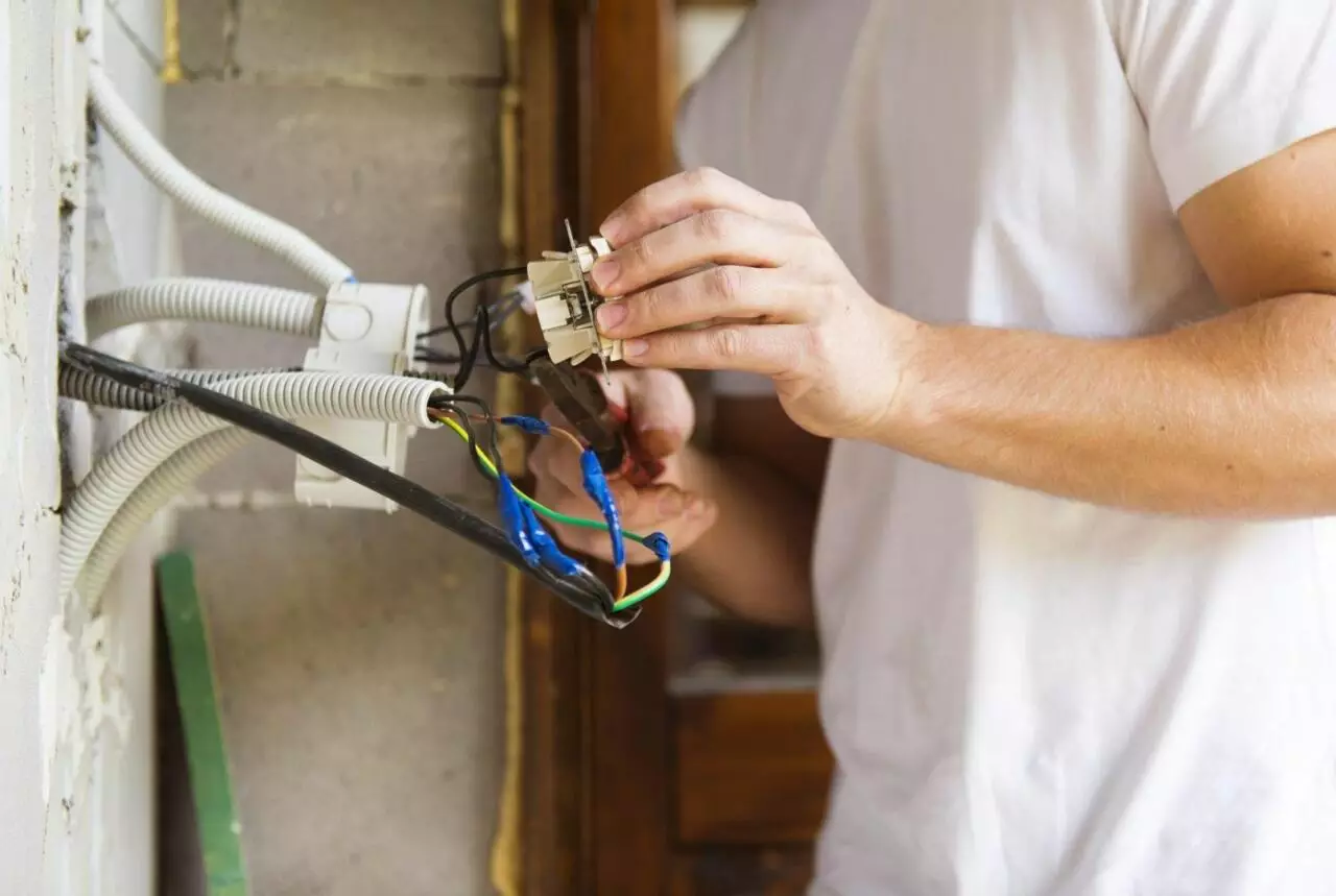 Kamera quraşdıran usta elektrik cərəyanından öldü