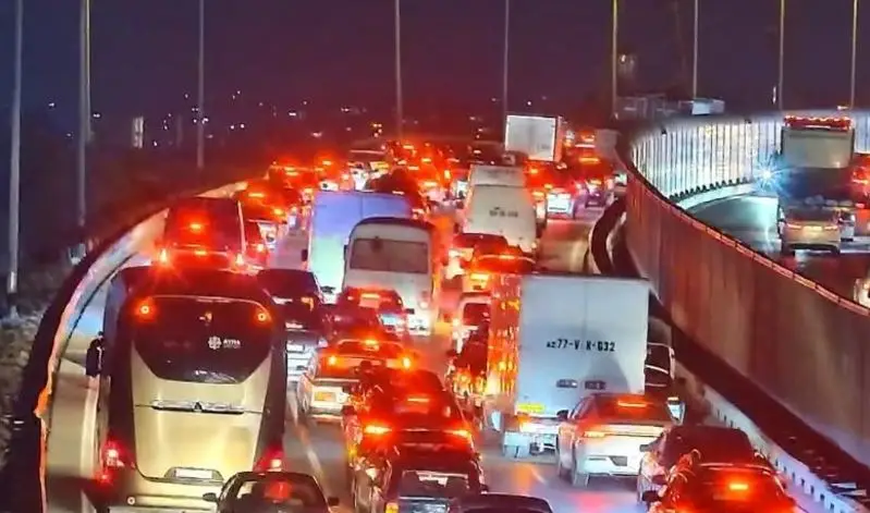 Bakı Dairəvi yolda baş verən qəza sıxlıq yaratdı