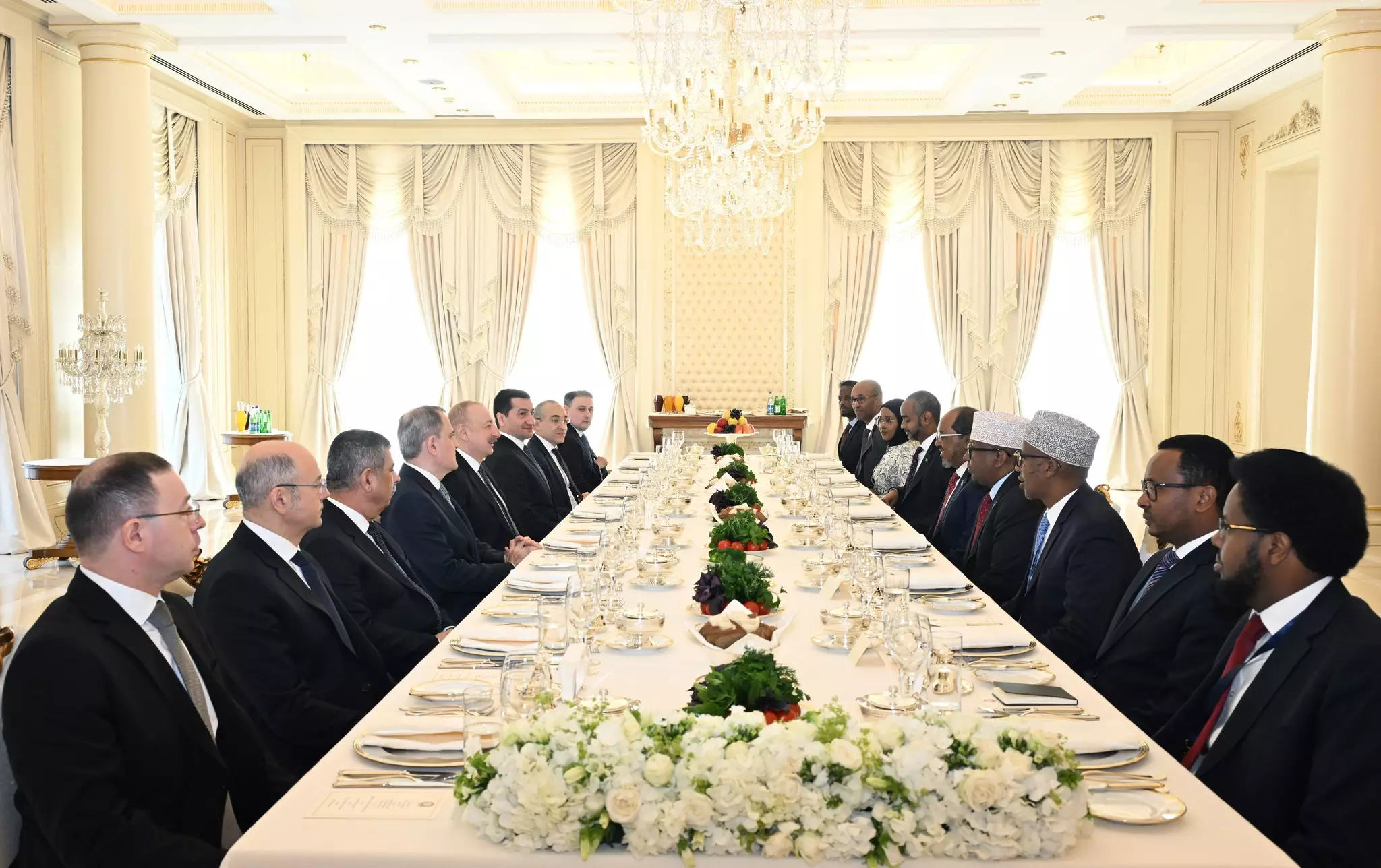 İlham Əliyevin Somali Prezidenti ilə lanç əsnasında geniş tərkibdə görüşü olub