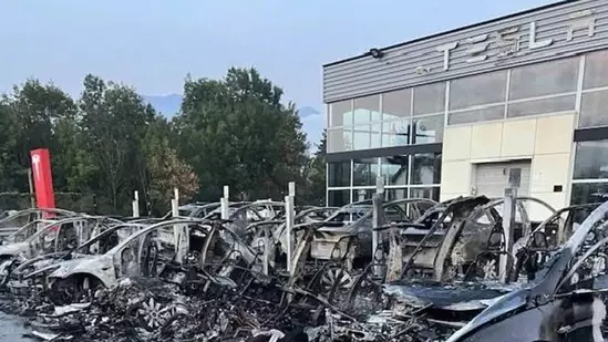 Almaniyada Tesla avtomobilləri yanıb