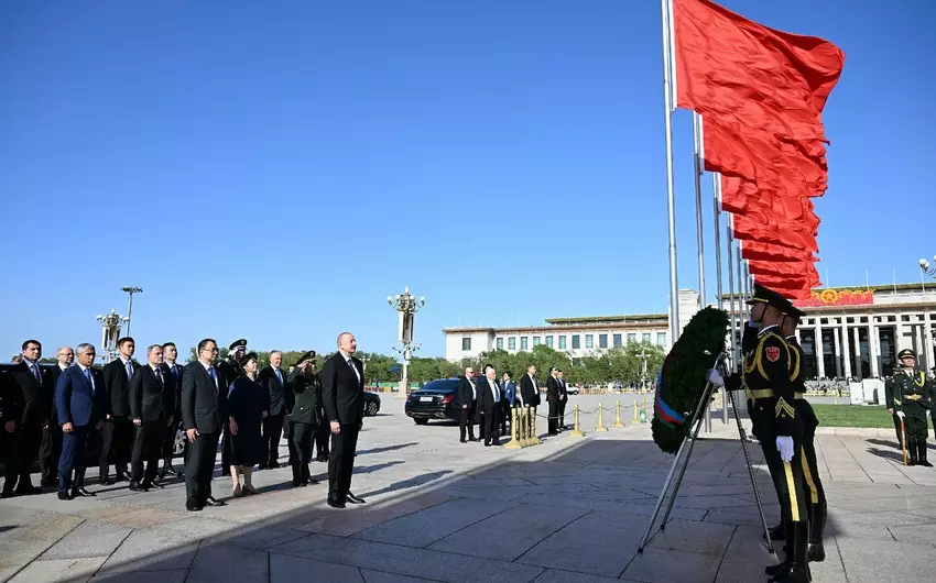 Azərbaycan Prezidenti Pekində Xalq Qəhrəmanları Abidəsini ziyarət edib - YENİLƏNİB - FOTO