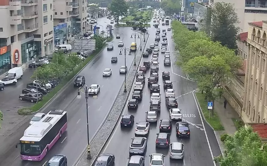 Bakıda 17 istiqamətdə tıxac müşahidə edilir – SİYAHI