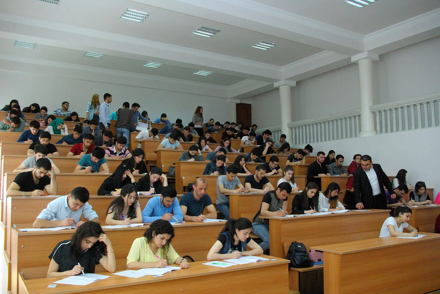 Ötən il kollec və universitetlərdə təhsil alan qadınların sayı kişilərin sayından çox olub