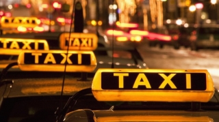Qadın taksi sürücüsünü şantaj etdiyi üçün saxlanıldı