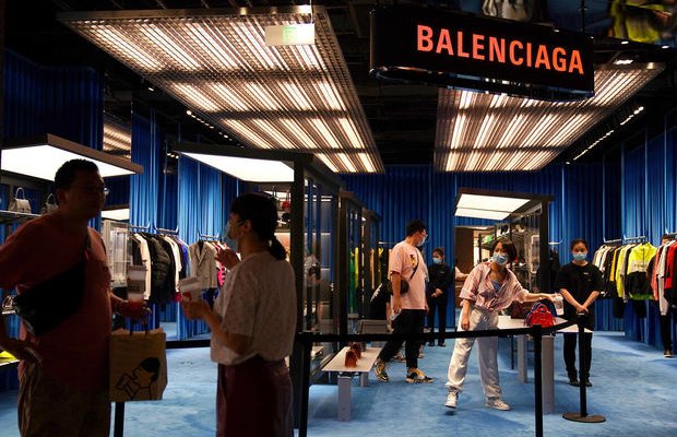 "Balenciaga" tviter hesabını silib 