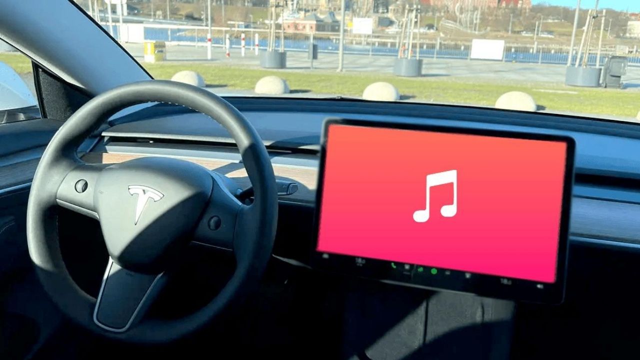 Apple Music tezliklə Tesla avtomobillərinə gələcək