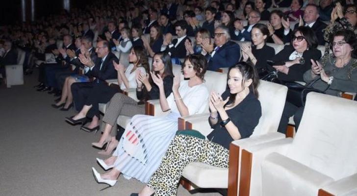Mehriban Əliyeva qızları ilə konsertdə - FOTO