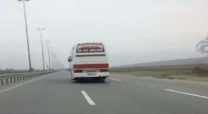 Avtobus sürücüsü sanki magistral yolda yox, yarış meydançasındadır- VİDEO
