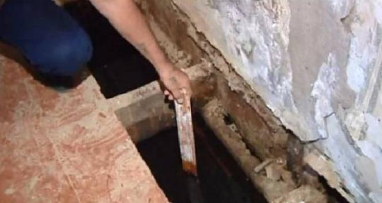 “Qara qızıl” diyarı: Bakıda yaşayış evinin altından neft çıxdı - VİDEO