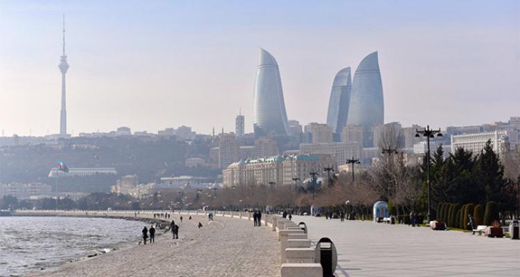 Bakının istisinə dözməyən turistlərin fotoları sərt reaksiyaya səbəb oldu