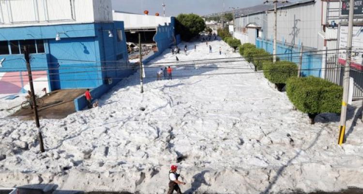Meksikada 30 dərəcə istidə buz yağdı- MÖCÜZƏ