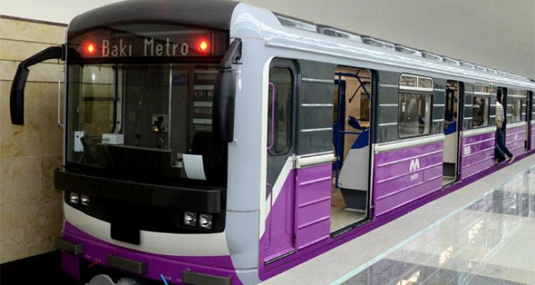 Bakı metrosunda qatarda problem yaranıb