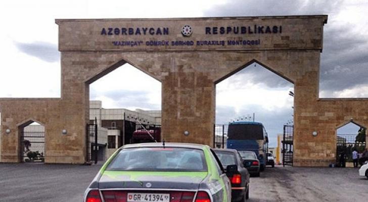 Turist axını artıb, gömrük postunda sıxlıq yaranıb