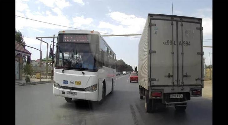 Bakıda daha bir marşrut avtobusunun sürücüsü sərnişinlərin həyatını təhlükəyə atıb - VİDEO