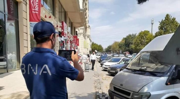 Əhali çaş-baş qalıb: Biri parkinqə icazə verir, digəri qadağan edir - FOTO