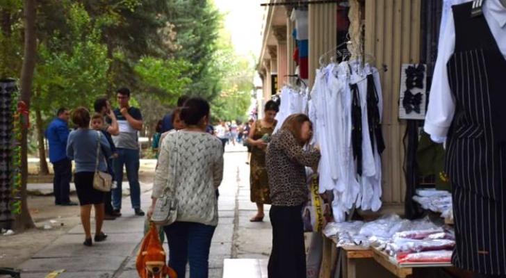 Satıcı deyir ucuz satıram, alıcı deyir bahadır - Məktəbli BAZARLIĞI