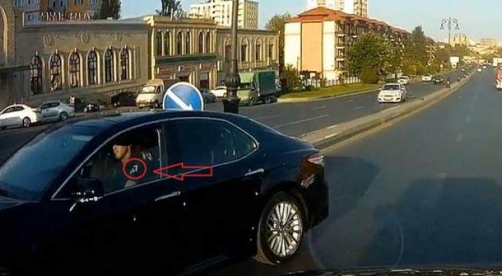 Bakıda yol polisi qaydanı belə pozdu - VİDEO