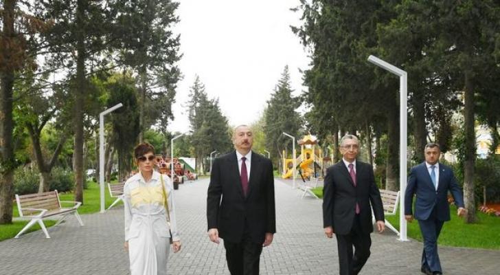 İlham Əliyev və xanımı Atatürk prospektindəki parkda - FOTO